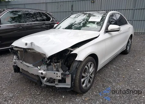 2016 Mercedes-Benz C 300 4Matic z USA, uszkodzony, nr VIN 55SWF4KB8GU115423